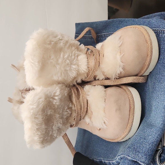 GAP  Faux fur Size 2 booths - Picture 2 of 2